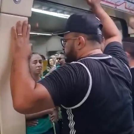 Membros da Gaviões da Fiel "travaram" porta de metrô diante de bolsonaristas na estação Paraíso