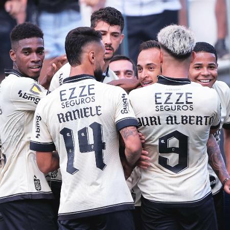 Jogadores do Corinthians comemoram gol de Maycon contra o Santo André, pelo Paulistão - Ettore Chiereguini/Agif