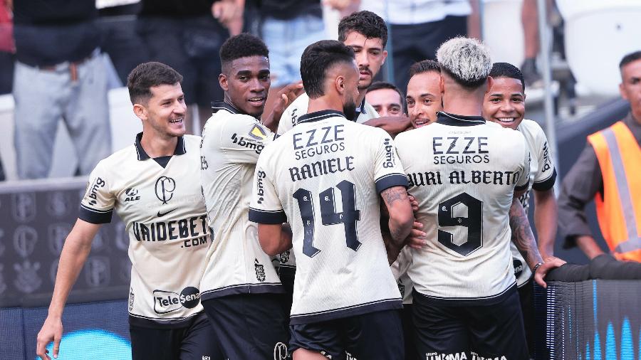 Jogadores do Corinthians comemoram gol de Maycon contra o Santo André, pelo Paulistão