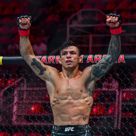 Alessandro Costa comemora vitória por nocaute no UFC Rio