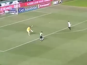 Capitão do América-MG pede desculpa por gol com goleiro do Santos machucado