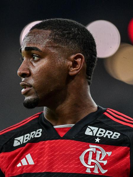 Lorran durante jogo do Flamengo no Maracanã