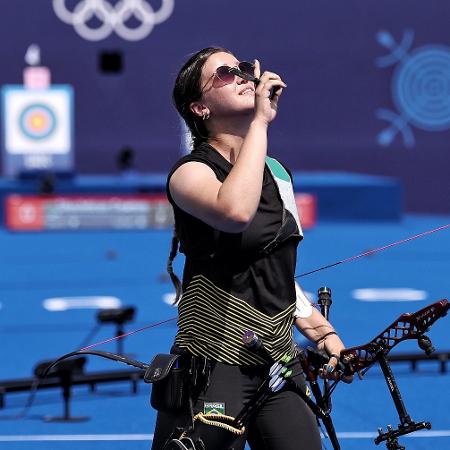 Ana Luiza Caetano comemora classificação às oitavas no tiro com arco das Olimpíadas de Paris