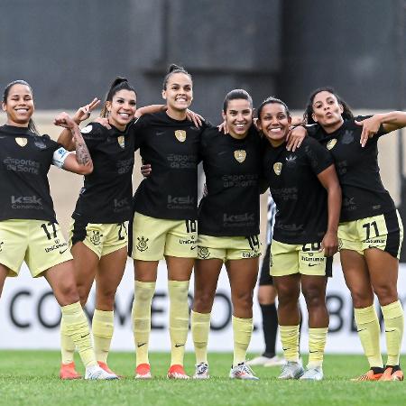 Jogadoras do Corinthians comemoram gol marcado por Ju Ferreira em jogo contra o Libertad pela Libertadores Feminina
