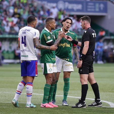 Árbitro Ramon Abatti Abel conversa com jogadores de Palmeiras e Fortaleza durante jogo do Brasileirão