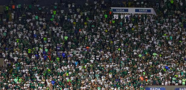 Torcida do Palmeiras manifesta insatisfação e pressiona direção por resultados e contratações