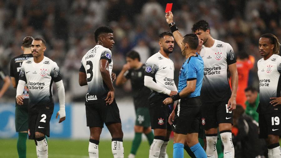 Félix Torres é expulso durante jogo entre Corinthians e Racing-URU na Sul-Americana Félix Torres é expulso durante jogo entre Corinthians e Racing-URU na Sul-Americana