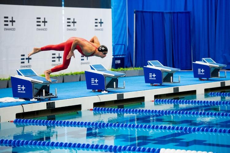Kristian Gkolomeev na piscina em evento do Enhanced Games