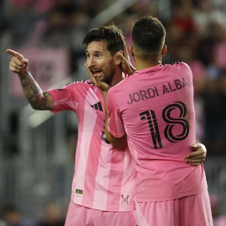 Messi comemora com Jordi Alba durante partida entre Inter Miami e Atlanta United