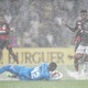 Flamengo dan&ccedil;a na chuva e Fluminense canta mais alto