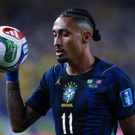 Raphinha em ação durante Brasil x Haiti, confronto da Copa do Mundo Raphinha em ação durante Brasil x Haiti, confronto da Copa do Mundo