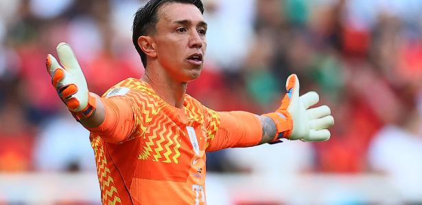 Técnico do Uruguai diz que goleiro Muslera pediu para ser substituído