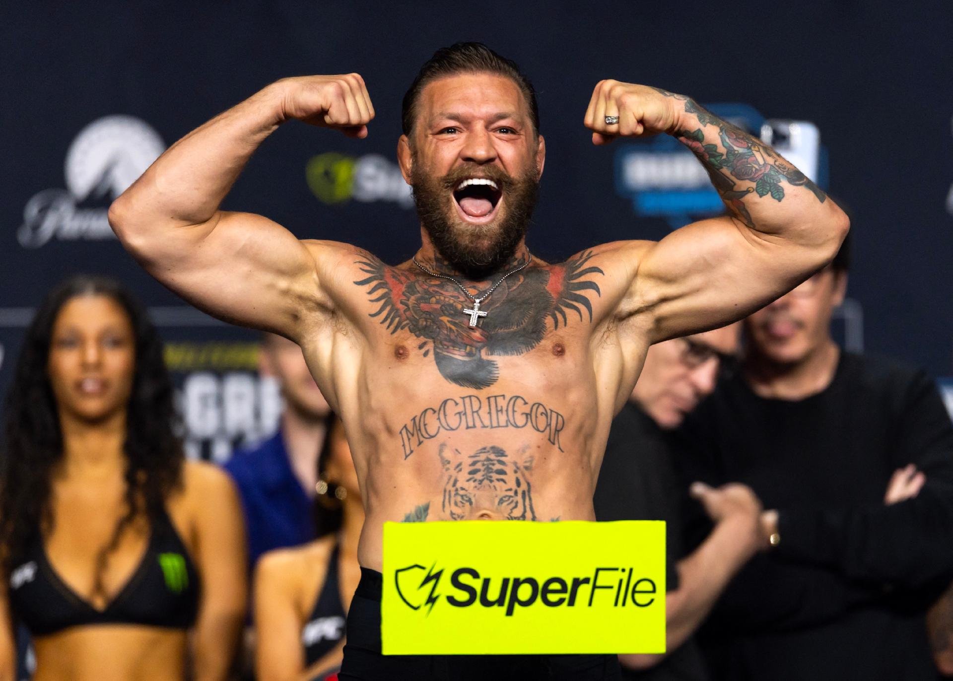 10.jul.26 - Conor McGregor reage durante a pesagem para o UFC 329 na T-Mobile Arena - undefined