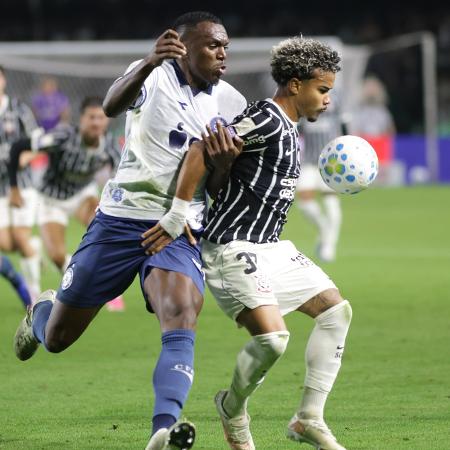 Jogador do Coritiba avança com a bola contra o Corinthians no Couto Pereira.