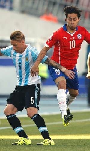 Valdivia disputa bola com Biglia