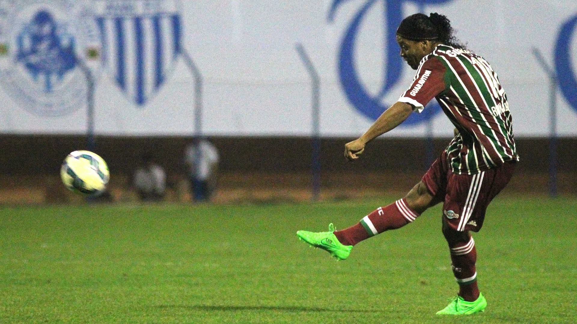 Ronaldinho cobra falta para o Fluminense em partida contra o Avaí, pelo Brasileiro