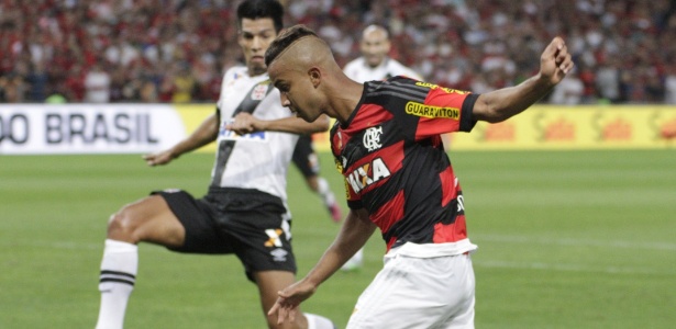 Lateral-esquerdo participou do treinamento após machucar o joelho esquerdo - Gilvan de Souza/Flamengo