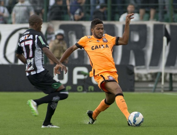 Yago disputa bola durante Figueirense x Corinthians: titular na lateral esquerda - Daniel Augusto Jr/Agência Corinthians