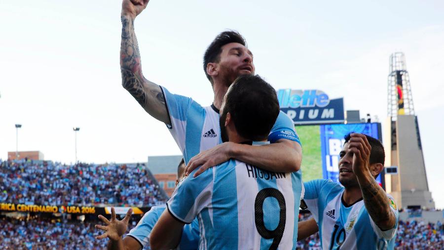 Messi comemora com Higuain gol marcado pela seleção argentina - Winslow Townson-USA TODAY Sports