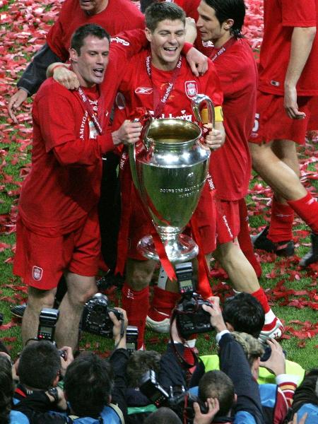 Jogadores do Liverpool comemoram o título da Liga dos Campeões em 2005 - Carl de Souza/AFP