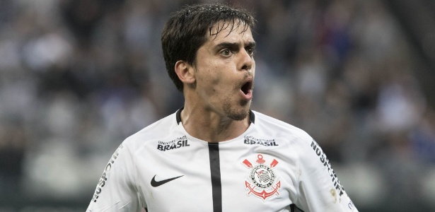 Fagner em ação na partida contra o Vitória: primeira derrota no Campeonato Brasileiro - Daniel Augusto Jr. / Ag. Corinthians