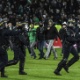 Jogador do Lyon provoca torcida rival em clássico, e gramado é invadido