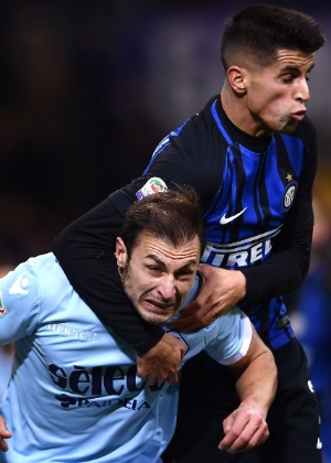 Radu sofre falta de João Cancelo na partida entre Inter de Milão e Lazio - AFP PHOTO / MARCO BERTORELLO - AFP PHOTO / MARCO BERTORELLO