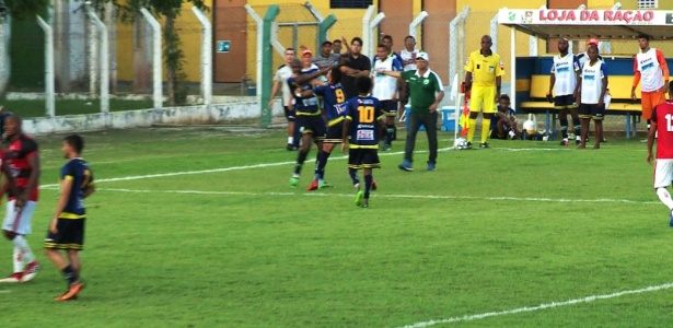 Jogadores precisaram ser separados pelos companheiros de equipe - Kleiton Martins/TV Clube