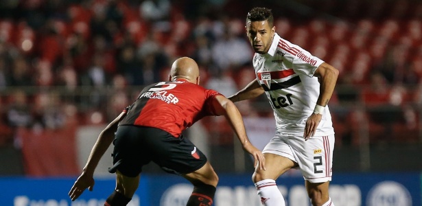 Bruno Peres em ação pelo São Paulo na primeira partida contra o Colón - Marcello Zambrana/AGIF