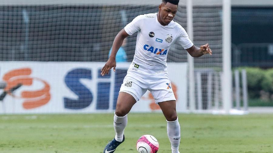 Matheus Jesus disputou apenas 17 partidas pelo Santos em 2017 e agora virou esperança do meio-campo do Timão - Ale Cabral/AGIF