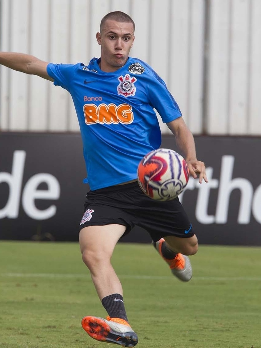 Lucas Piton faz primeiro treino com o elenco do Corinthians após