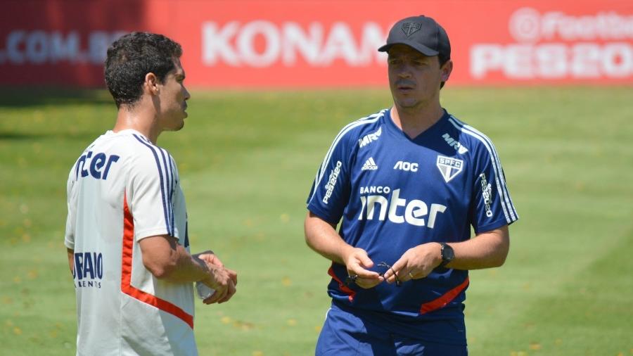 Técnico Fernando Diniz conversa com Hernanes durante treino do São Paulo - Érico Leonan / saopaulofc.net
