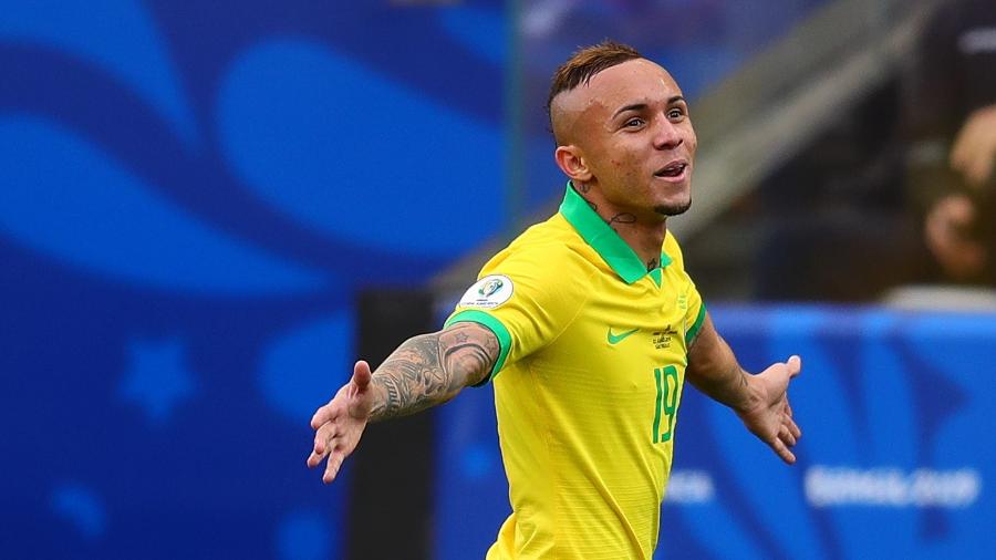 Everton Cebolinha comemora gol da seleção brasileira contra o Peru; Jogador vai assinar com o Flamengo - Pedro Martins / MoWA Press