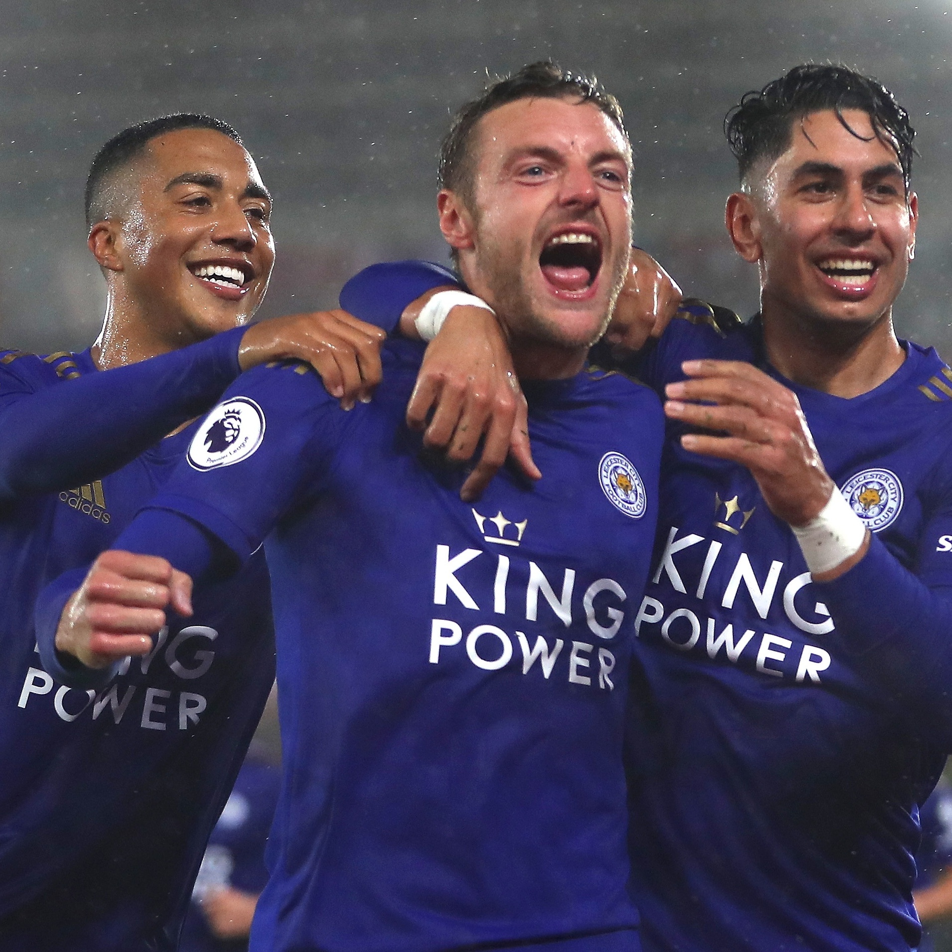O Chelsea manteve a empolgação e, num jogo de bonitos gols, derrotou o  Leicester no King Power