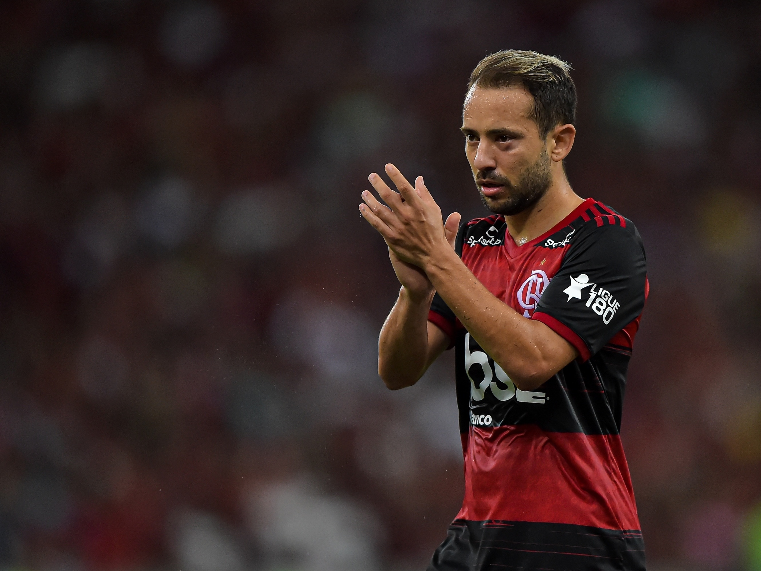 Com lances polêmicos, Flamengo domina o jogo e vence o Botafogo