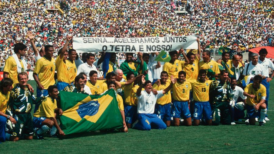 Copa do Mundo de 1994: jogadores do Brasil comemoram com faixa em homenagem a Ayrton Senna - Lutz Bongarts/Bongarts/Getty Images