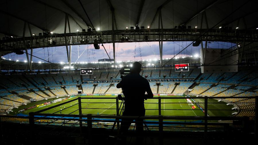 Câmera de TV em serviço durante partida entre Flamengo e Portuguesa pelo Campeonato Carioca 2020 no Maracanã vazio - Bruna Prado/Getty Images