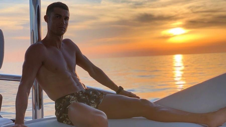 Mesmo de férias, Cristiano Ronaldo não deixou de exibir a forma física no Instagram - Reprodução/Instagram