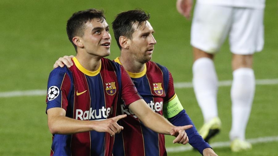 Pedri, ao lado de Messi, comemora seu 1º gol na Champions - Albert Gea/Reuters