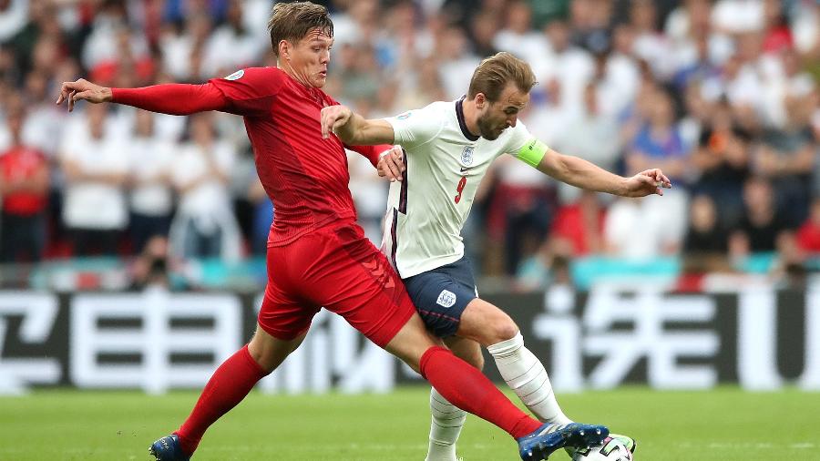 Harry Kane disputa bola com Jannik Vestergaard durante Inglaterra x Dinamarca na Eurocopa - PA Images via Getty Images