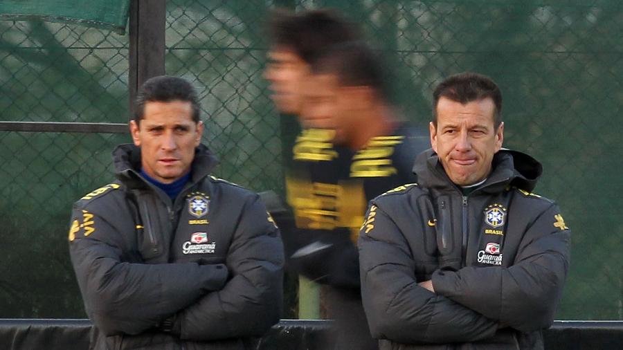  O técnico da Seleção Brasileira de Futebol, Dunga (d), e o auxiliar-técnico Jorginho, durante a Copa do Mundo 2010 - Wilton Júnior/Estadão Conteúdo