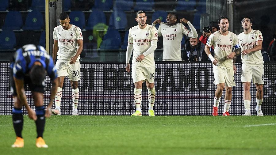 Milan comemora gol que deu vitória sobre o Atalanta pelo Italiano - Anadolu Agency via Getty Images