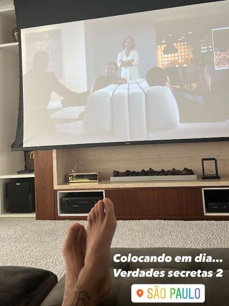 Neymar postou foto assistindo Verdade Secretas 2 - Reprodução/Instagram