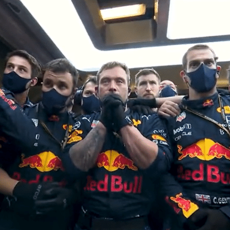 Mecânicos da RB sofreram a com última volta do GP de Abu Dhabi, a que deu título mundial a Verstappen - Reprodução/Twitter