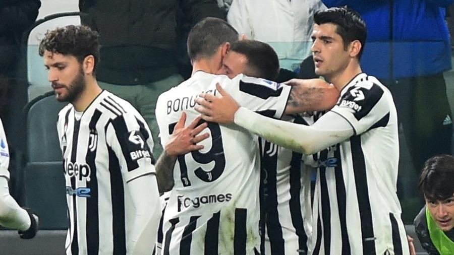 Jogadores da Juventus comemoram gol marcado diante do Cagliari pelo Campeonato Italiano - Massimo Pinca/Reuters