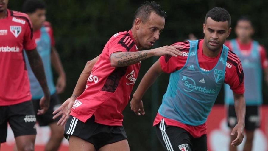 Rafinha e Alisson, jogadores do São Paulo, em treino no CT da Barra Funda - Rubens Chiri / saopaulofc