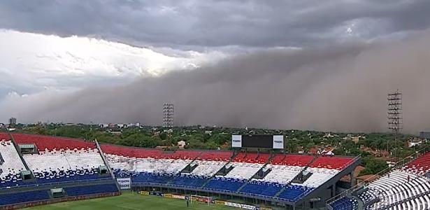 Tempestade de areia sobre o estádio Defensores del Chaco, em Assunção, no Paraguai