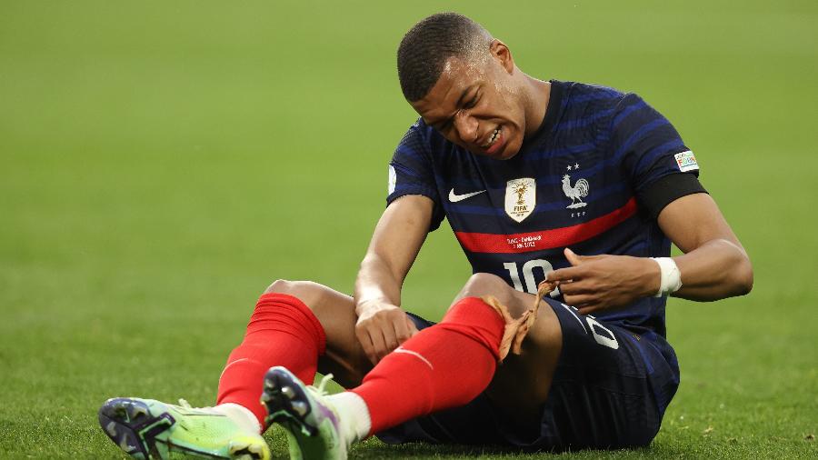 Mbappé lesionou o joelho ainda no 1° tempo de França x Dinamarca, jogo válido pela Liga das Nações - James Williamson - AMA/Getty Images