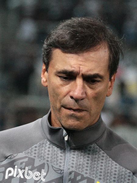 Fabián Bustos, técnico do Santos, lamenta durante partida contra o Corinthians