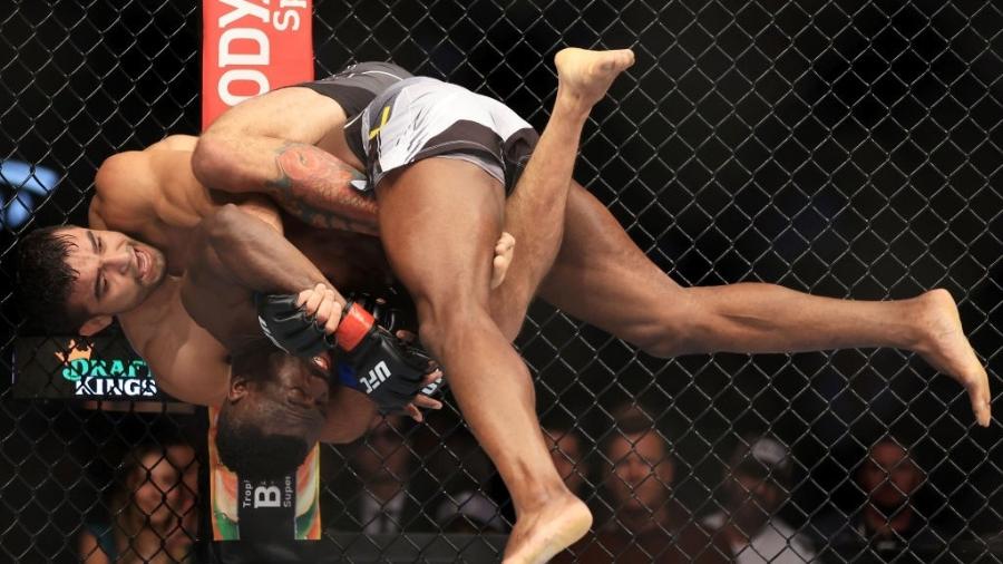 O brasileiro André Muniz, conhecido como "Sergipano", venceu o "Homem Ambulância" no UFC 276 - Carmen Mandato/Getty